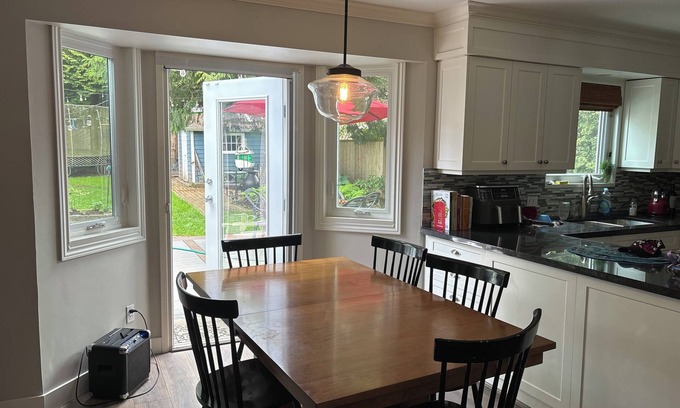 Surrey House | 3-bedroom house in fantastic South Surrey/White Rock - big yard, fitness room