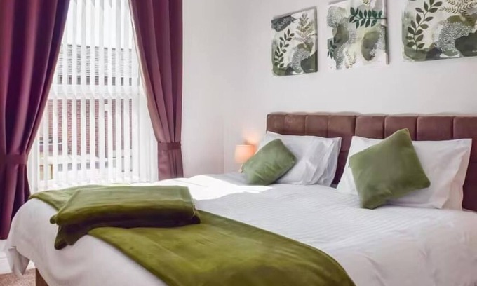 Preston House | 3 Bedroom House in Preston with Free Parking by Eason Stays - Contractors