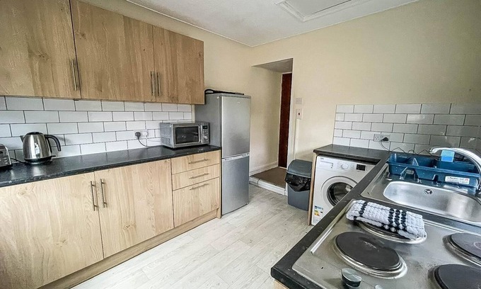 Hull House | 3 bedroom house in Hull, sleeps 8 ref 99588SB