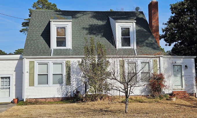 Lumberton House | 3-bedroom house in lovely Lumberton with fitness room, WiFi, AC