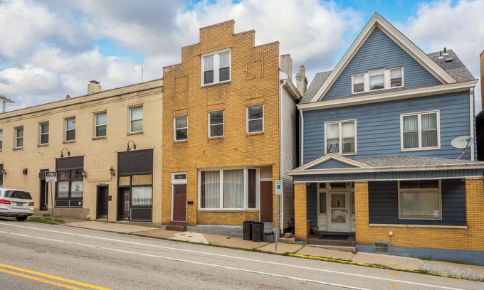 Perry North House | 3-bedroom house in marvelous Pittsburgh with Central HVAC