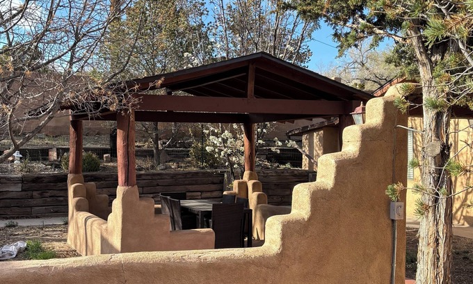 Santa Fe House | 3-bedroom house in peaceful Santa Fe with AC, 2 living areas, sleeps 10.
