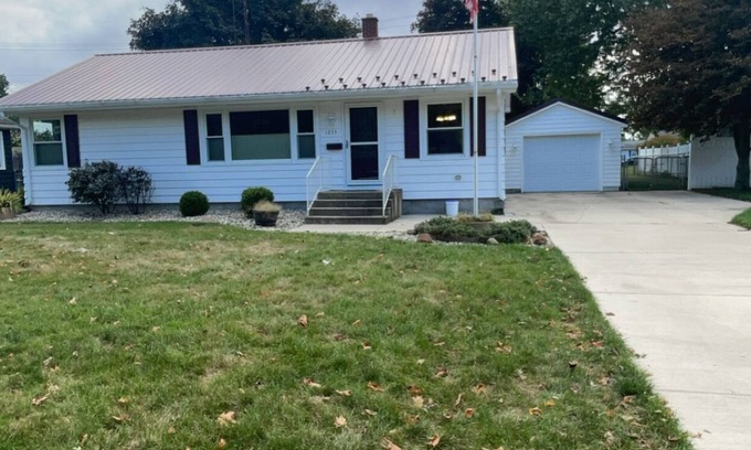Rochester House | 3-bedroom house in Rochester with a fenced back yard, AC, WiFi