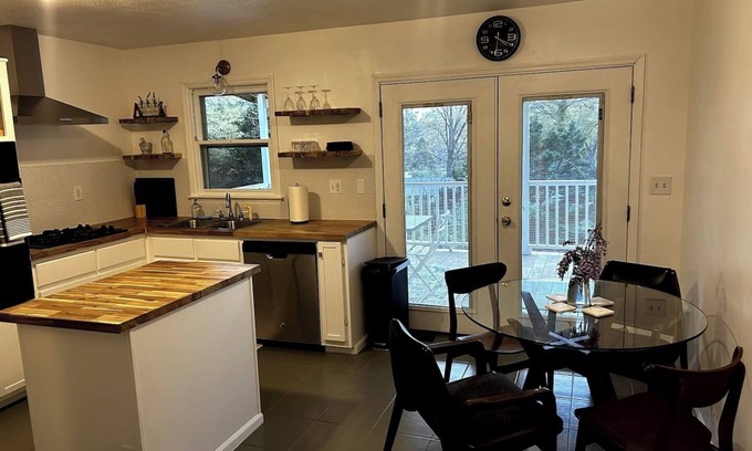Calhoun House | 3-bedroom house in serene Calhoun with AC, WiFi, fitness room