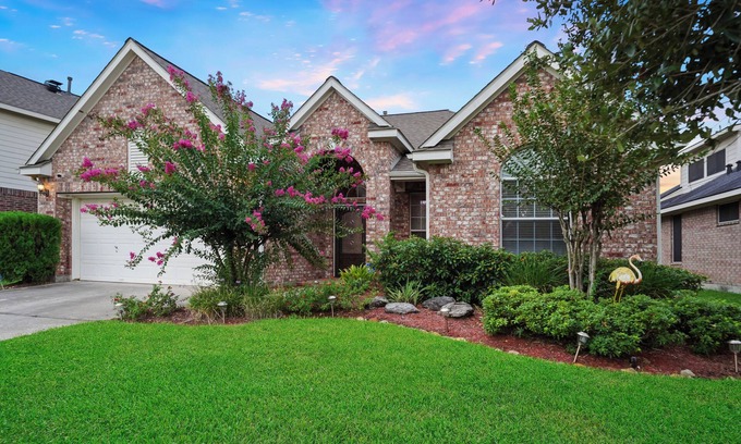 Spring House | 3-bedroom house in Spring with pool, jacuzzi bathtub, and pool table.