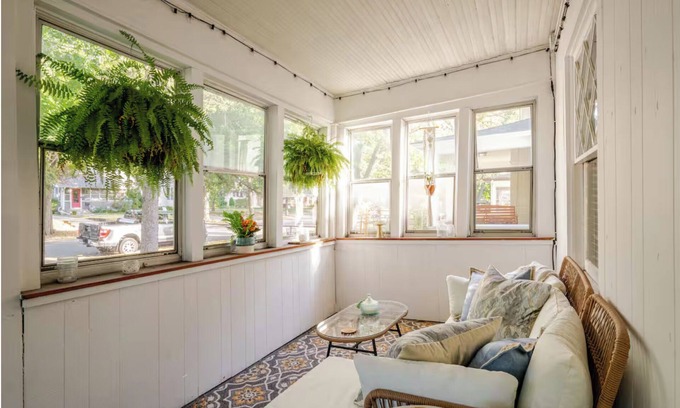 Kingfield House | 3-bedroom house in beautiful Kingfield Minneapolis with WiFi, AC, fitness room