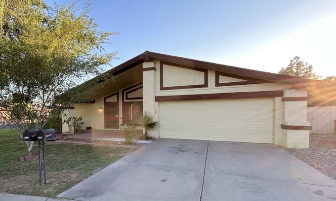 Manistee Ranch HOA House | 3-bedroom house in welcoming Glendale with WiFi, AC