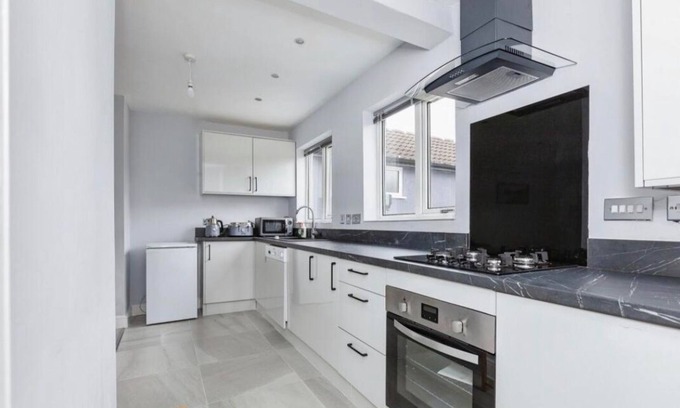 Loughborough House | 3 Bedroom House- Loughborough-Sleeps 5-FreeParking