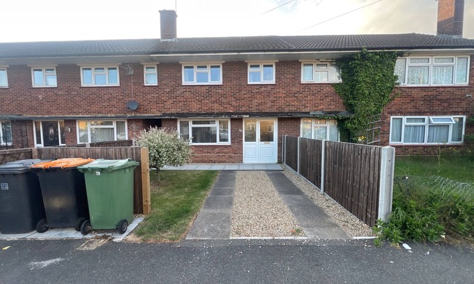 Dunstable House | 3 Bedroom House Oakwood Retreat in Dunstable