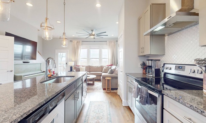 Haynes Area House | 3 bedroom house, on the river, over looking the Nashville skyline, with firepit!