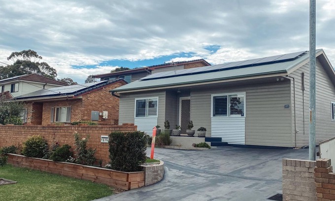 Blackbutt House | 3 Bedroom House - Shellharbour City. 15 minute drive to Jamberoo Action Park