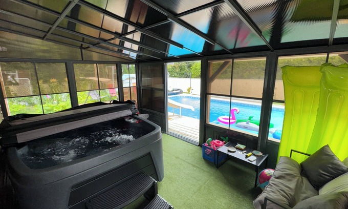 Fredericton House | 3-bedroom house with pool & hot tub