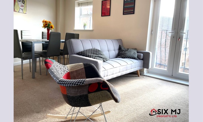 Higham Ferrers House | 3 bedroom house with private parking, near Rushden Lakes