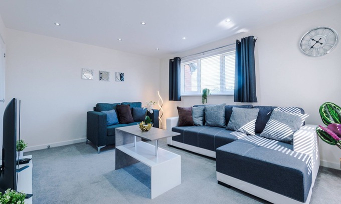 Salford House | 3 Bedroom House with River Irwell view, sleeps 6