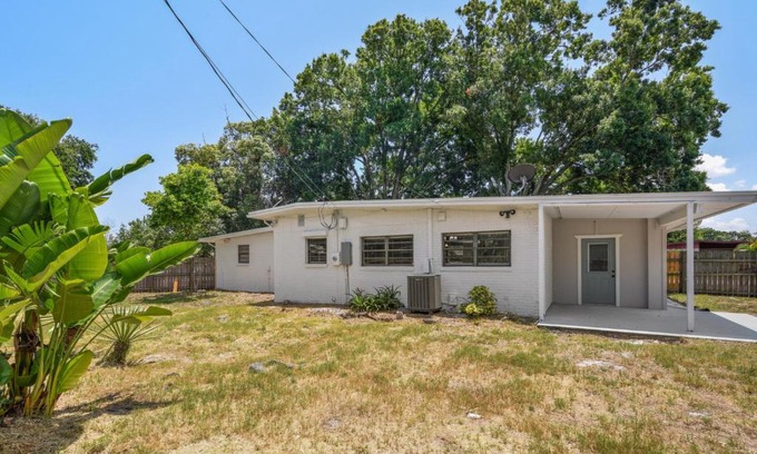 Cocoa House | 3 bedroom House with Renovated kitchen and bath!