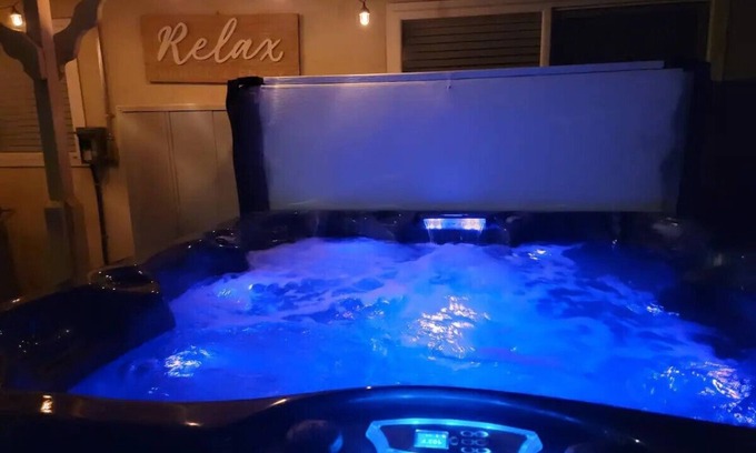 La Riviera House | 3-bedroom house with Hot tub & Pool in Sacramento with WiFi, fitness room, AC