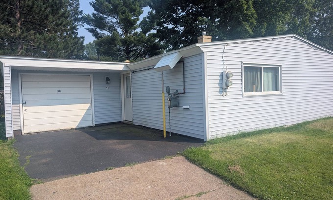 White Pine House | 3-bedroom house with wifi and AC