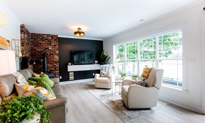 Shortts Lake Cottage | 3 Bedroom Lakefront less than 1 hr from Halifax with Hot Tub, WIFI and AC
