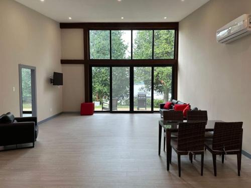 Lakefield House | 3-bedroom Lakefront Villa #10