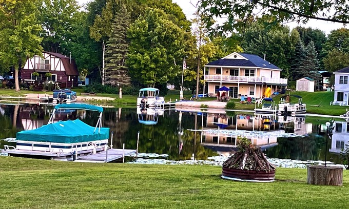 Gladwin House | 3-bedroom Lakehouse in tranquil Gladwin with AC, WiFi. Enjoy a peaceful getaway