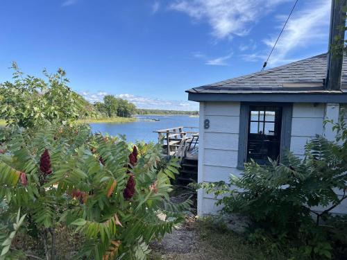 Carling House | 3-bedroom Lakeview Cottage - Rockwood #8