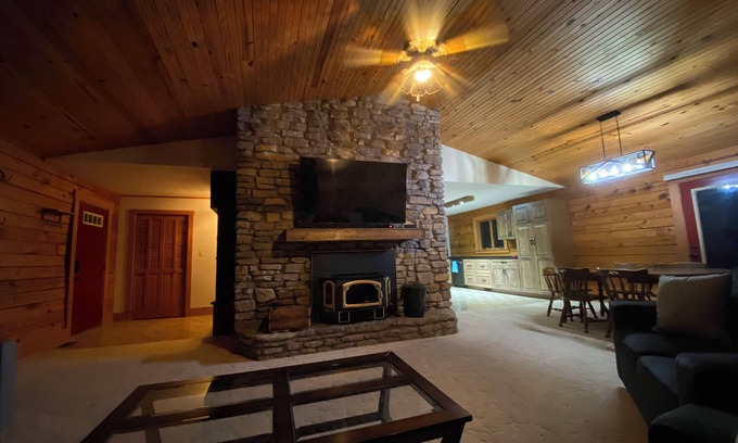 Vienna House | 3-Bedroom Log Home in Vienna
