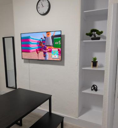 Tottenham Green Apartment | 3 bedroom London with Garden near Tube Station