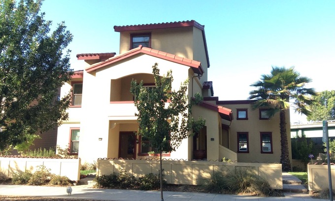 Downtown Sacramento Villa | 3 bedroom LOVE VILLA Midtown, Romantic Getaway or Famil Retreat