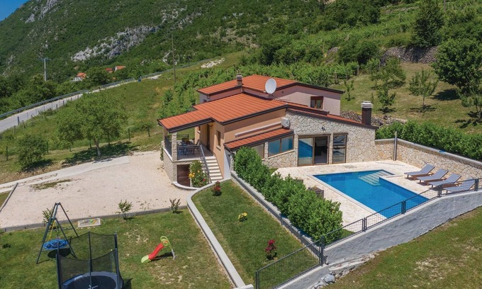 Prolozac House | 3 bedroom lovely home in Ricice