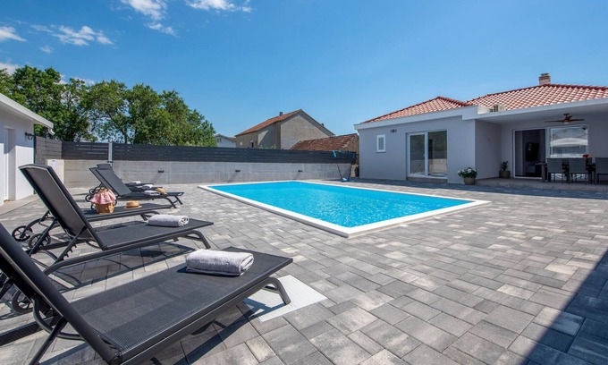 Sveti Filip i Jakov House | 3 bedroom lovely home in Gornje Rastane