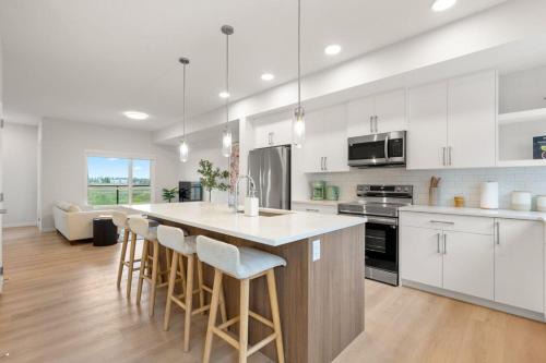 Seton House | 3 Bedroom Luxurious Seton Town Home with Central AC and Lake View