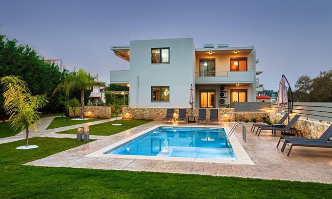 Perivolia House | 3-bedroom Luxury House with Private Pool by Delfus