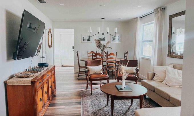 Sanford House | 3 Bedroom Modern Vintage in Historic Sanford