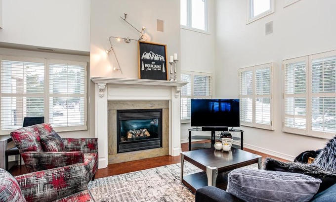 The Blue Mountains Apartment | 3 Bedroom Mountain Walk Condo, Steps to Village