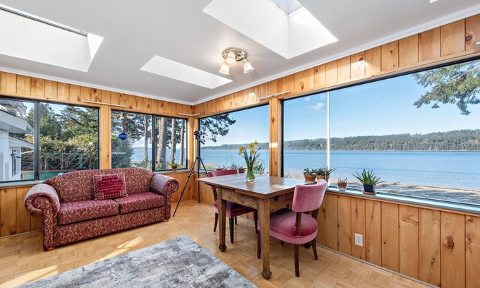 Comox Valley House | 3 Bedroom Oceanfront House
