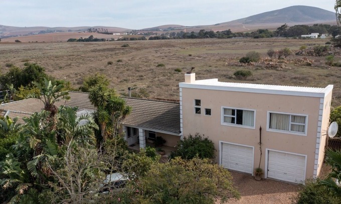 Durbanville House | 3 Bedroom part house in the scenic Durbanville wine lands area, holiday facility