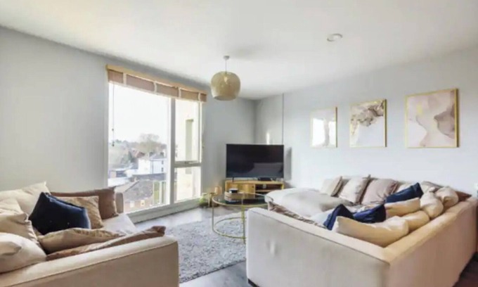 Maidenhead Apartment | 3 bedroom penthouse apartment in Central Maidenhead 5* host new to VRBO