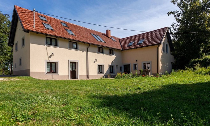 Ajdovscina House | 3 bedroom pet friendly home in Col