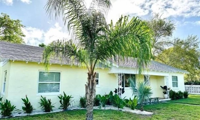 Vero Beach Apartment | 3 Bedroom Single family 431178 by Houzlet