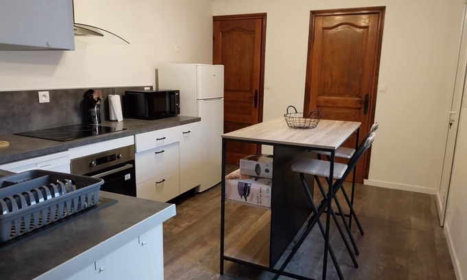 Roye House | 3-bedroom single-storey house with free parking in front of the house
