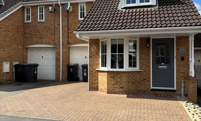 Higham Ferrers House | 3 Bedroom, Sleeps 5/6, drive and car charger, near Rushden Lakes.