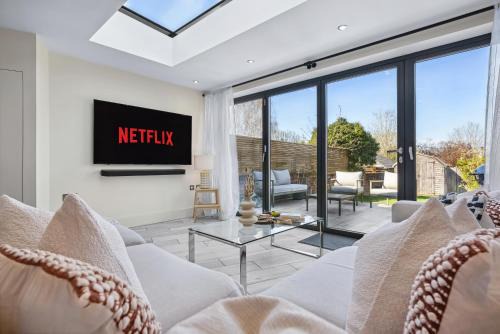 Winchester House | 3-Bedroom Stylish Stunning Central & Open Plan Home, Sleeps 6 with Private Off-Road Parking and Private Garden - LONG TERM SPECIAL OFFER! - by Blue Puffin Stays