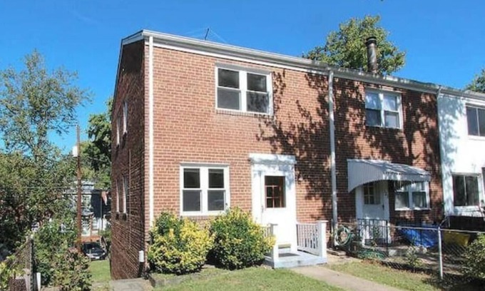 Potomac West House | 3 bedroom tounhouse near King Street metro
