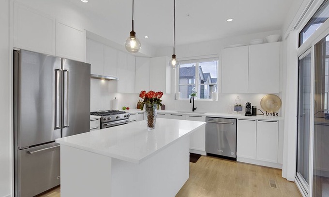 Willoughby House | 3 bedroom townhome in Langley. 20 mins to the USA border and beautiful BC lakes!