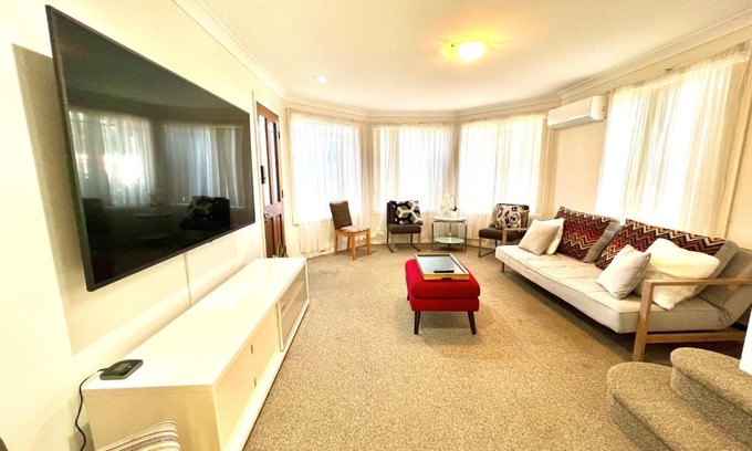 West Gosford Apartment | 3 Bedroom Town house near Gosford CBD Sleeps 6 plus