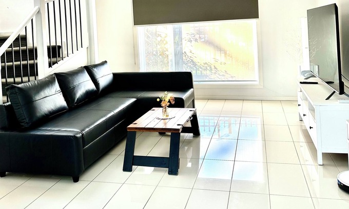 St. Albans House | 3-bedroom townhome in lovely St Albans, close to Melbourne airport with WiFi, AC