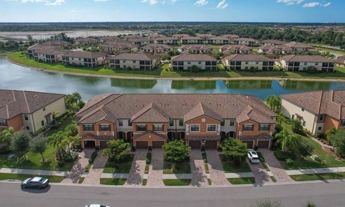 Gran Paradiso Apartment | 3 Bedroom Townhome 225794 by Houzlet