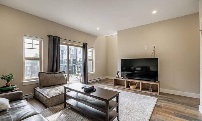 Abbotsford House | 3-bedroom townhome in lovely Abbotsford with WiFi, AC