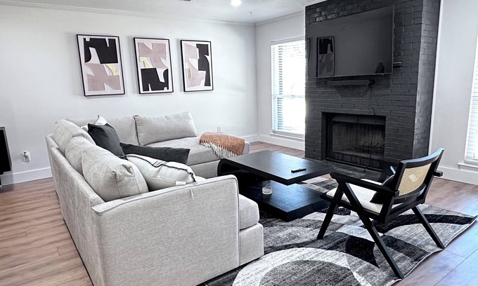 Addison House | 3-bedroom townhome in amazing location with WiFi, AC