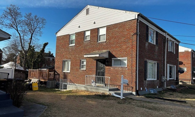 Langley Park House | 3-bedroom townhome Summer Rental in fabulous Hyattsville with WiFi, AC